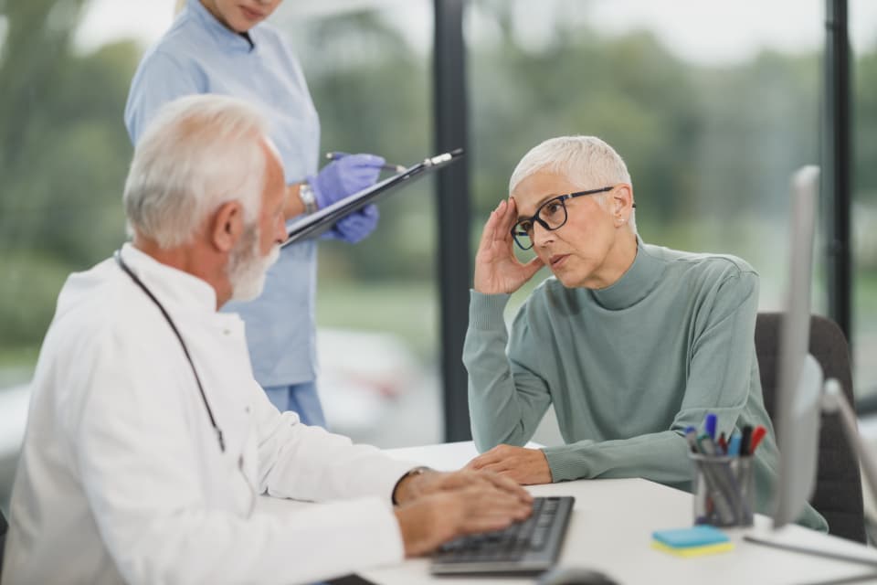 Doctor conversando con una paciente en un consultorio